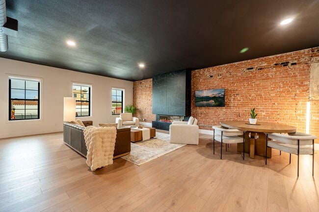 226 N Main St