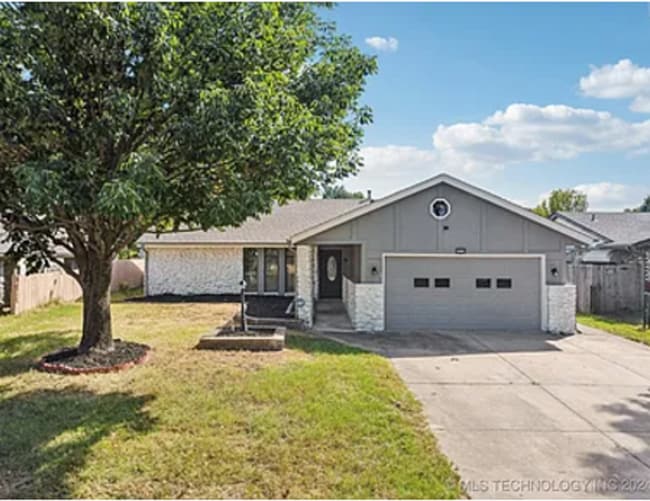 Building Photo - Charming 3-Bedroom Home with Spacious Yard in Prime Tulsa Location