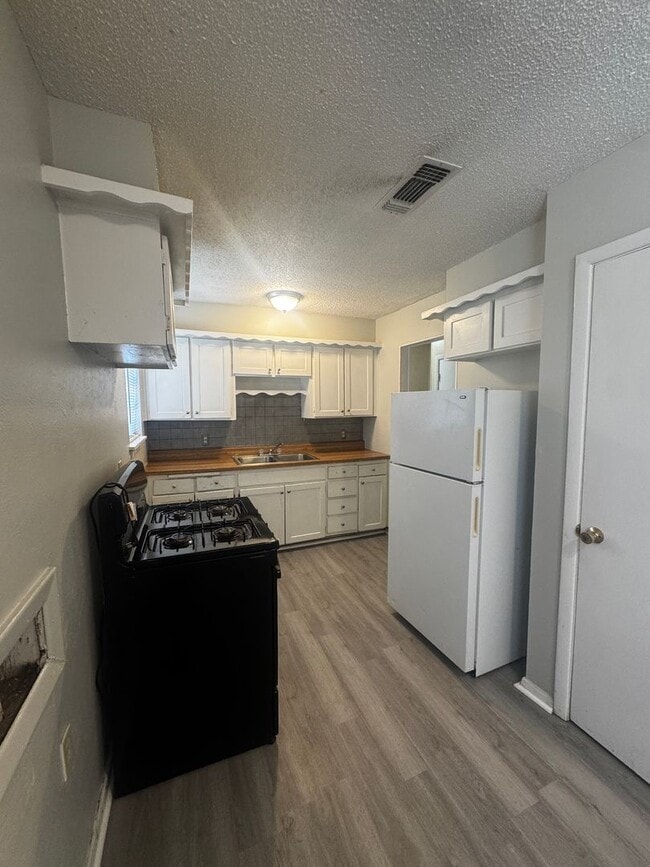 Photo - Located in Lawndale 3/1