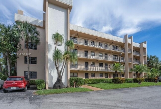 Building Photo - 4760 Lucerne Lakes Blvd W Unit 408