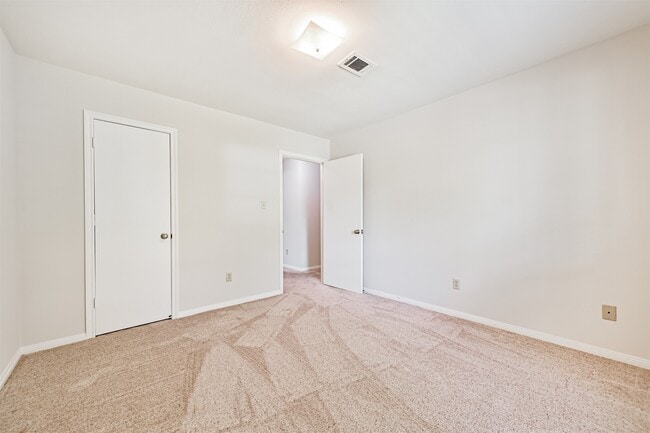 Photo - 2005 La Salle Ln