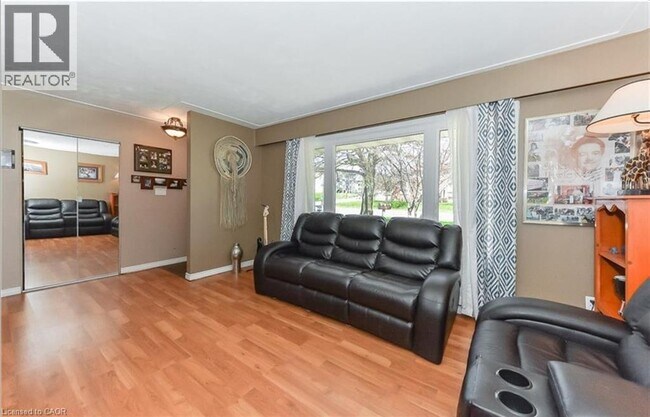 Photo - 362 Victoria Rd N
