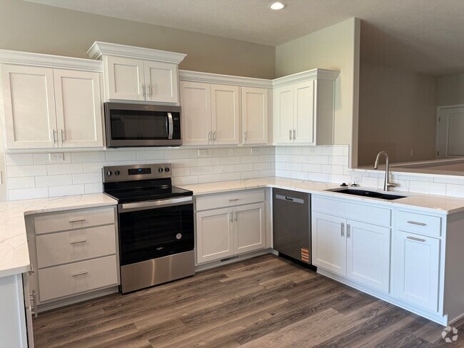 Building Photo - Beautiful ranch townhome with 2 stall gara...
