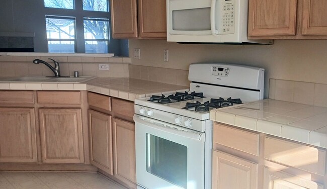 Photo - Bright airy 3/2/2 stucco in Sutro area.