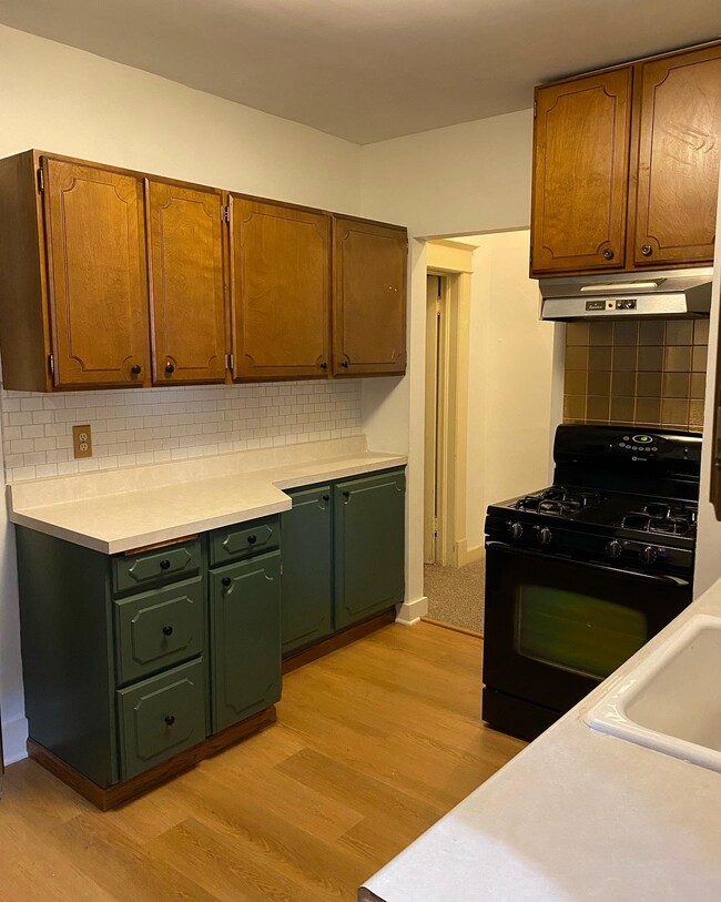 Building Photo - 718 6th St E Unit #1 lower