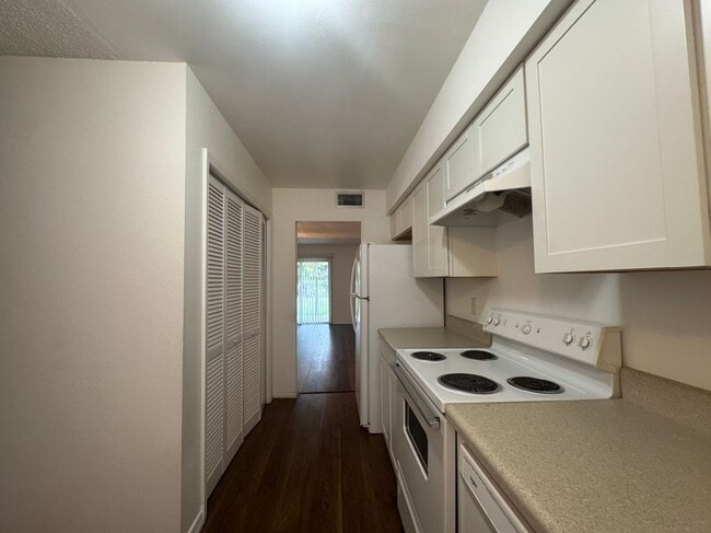 Photo - 221 S Cypress Way