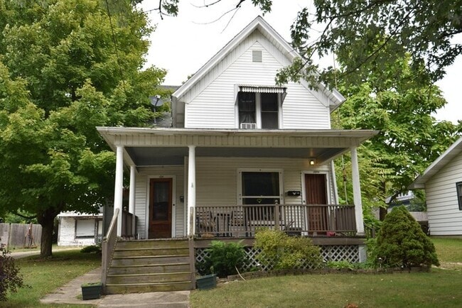 Building Photo - Beautiful 3 Bedroom Lower Unit Apartment i...