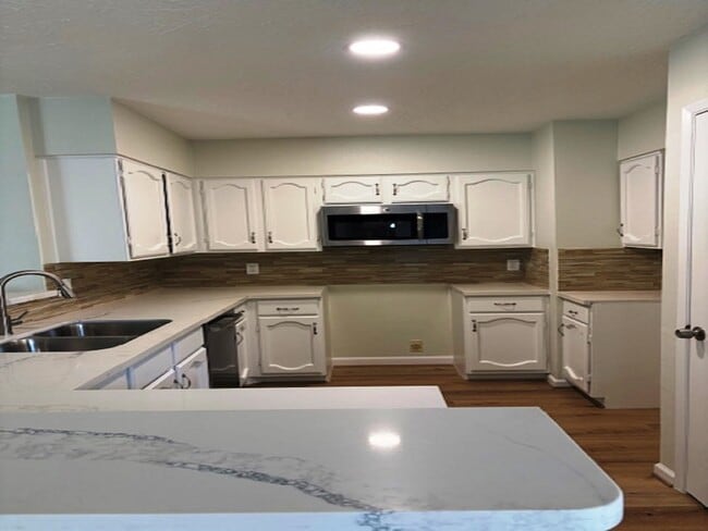 Building Photo - 5363 King Richard Dr