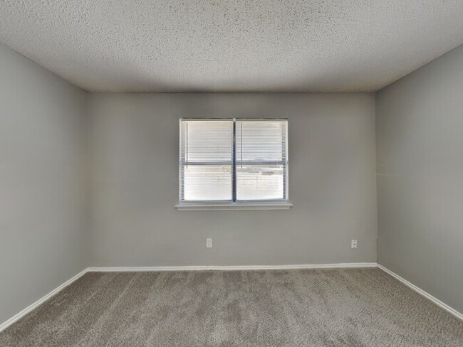 Photo - 3014 Pepperidge Dr E