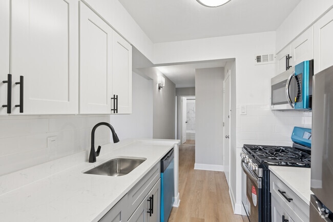 2BR, 1BA - 900SF - Kitchen