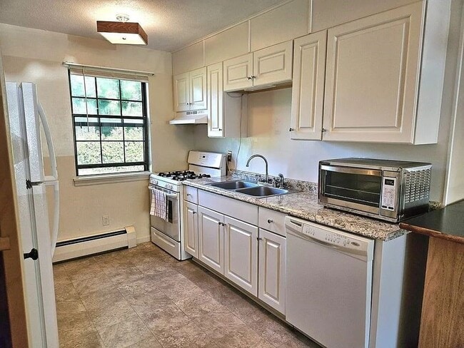 Building Photo - 549 Russell Rd Unit 14 Rental