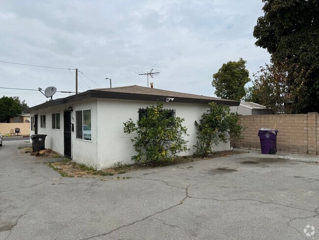Building Photo - Clean and Cozy One Bedroom, One Full bathr... Rental