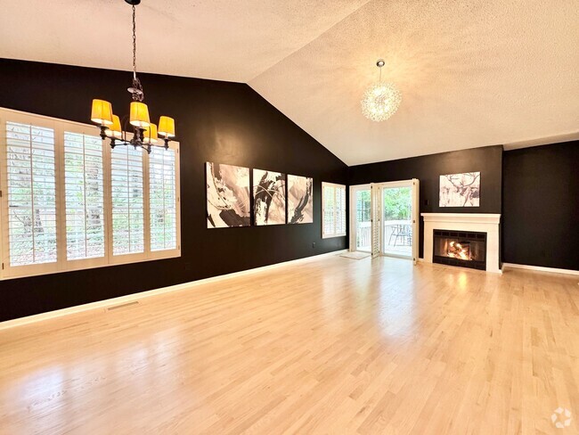 Building Photo - Renovated 3-bedroom in Adams Farm w/ Lawn ... Rental
