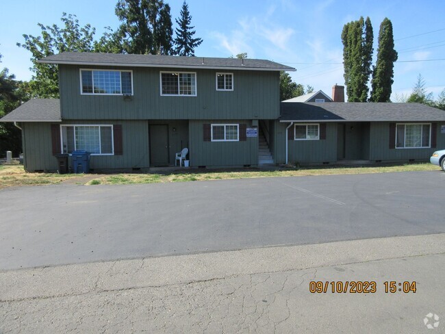 Building Photo - Spacious Triplex with washer/dryer Rental