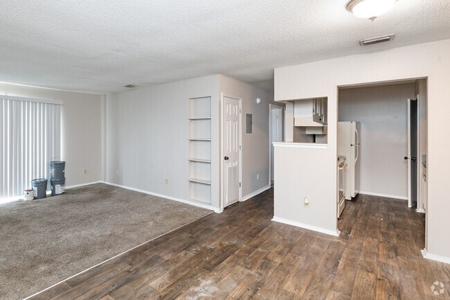 2BA, 1BA - 1,400SF - Living