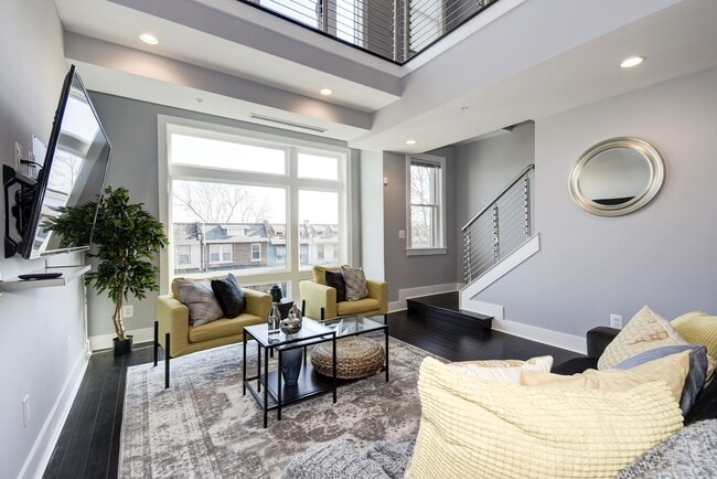 Photo - 2122 3rd St NE