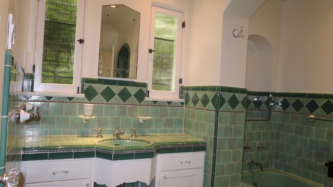 DESTACADO: Baños con azulejos originales impecables con bañera y ducha separadas + grifos y herrajes de época - 1103 S Crescent Heights Blvd