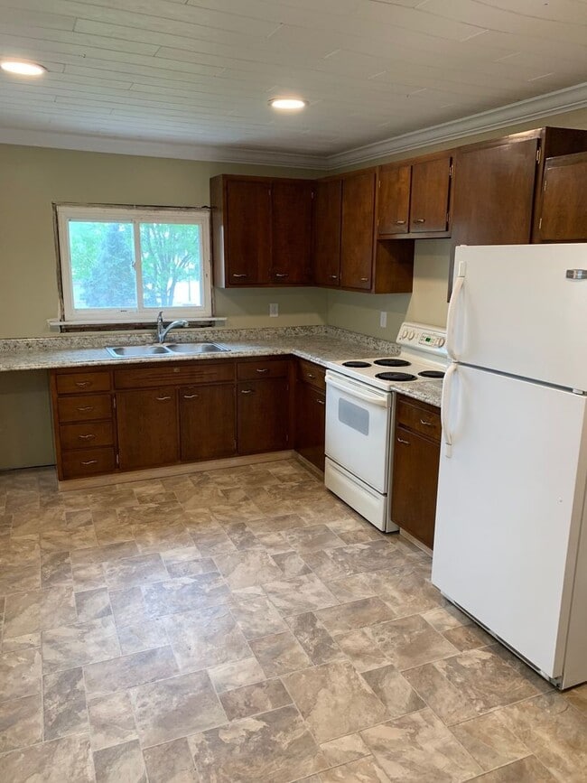 Photo - 2084 Broad St