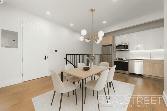 Photo - Spacious 5-Bedroom, 2-Bath Duplex in Prime... Unidad 1C