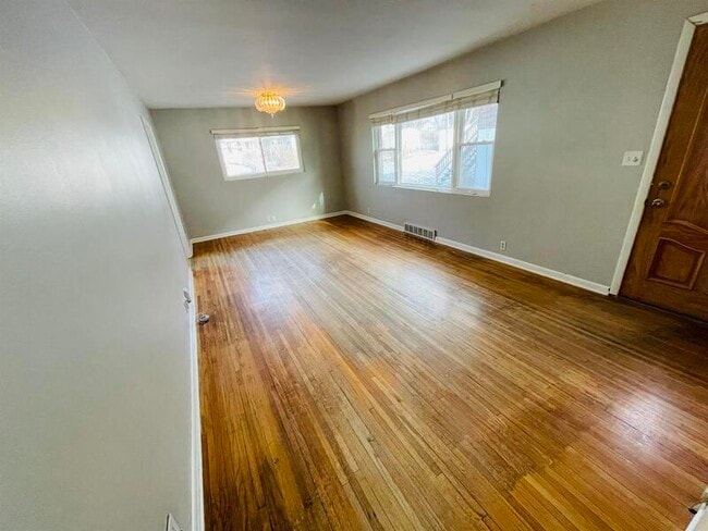 Photo - 5624 Lake St