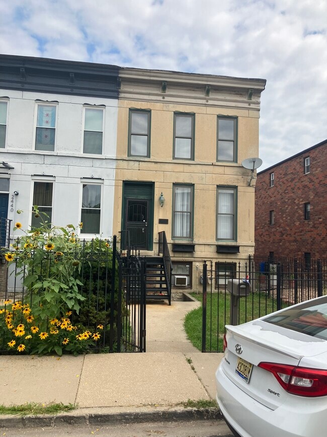 Building Photo - 2438 W Flournoy St Unit 2