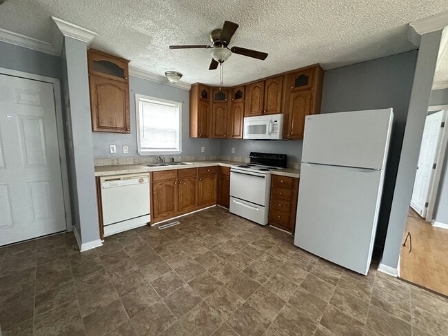 Photo - Spacious 3 bedroom, 2 full bath apartment!
