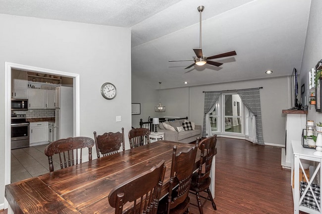 Photo - 3bd/2.5ba 2-story home in quiet neighborhood.