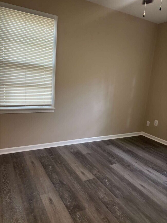 "Charming 3-Bedroom Gem on Winfield Road - Cozy Comfort Awaits in 966 Sq Ft!"