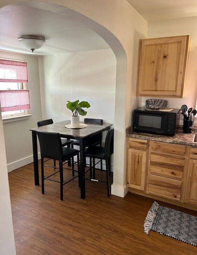 Building Photo - Charming 2 Bed, 1 Bath Home with Fenced Yard & Garage – Prime Location!