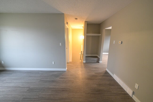 Photo - 9319-93109 109 Ave