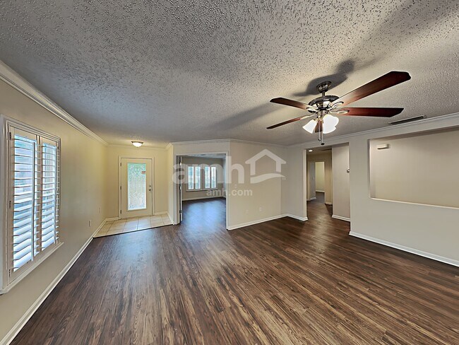 Photo - 562 MacKenzie Cir