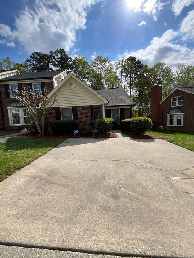 Building Photo - Newly renovated 2/2 townhome in High Point...