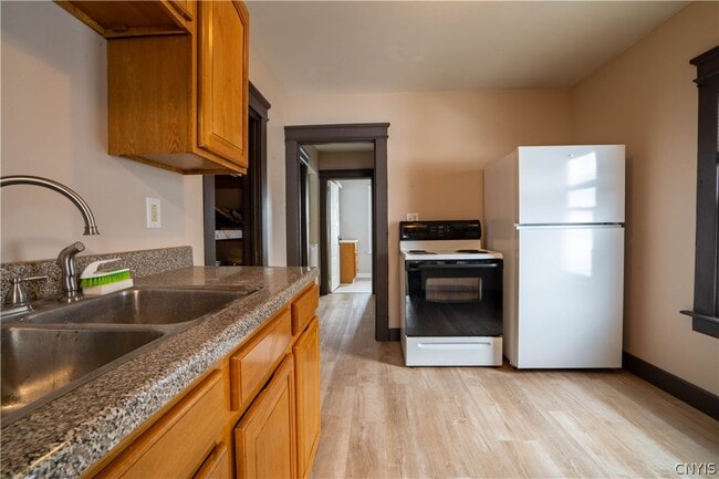 Photo - 208 E Clark St