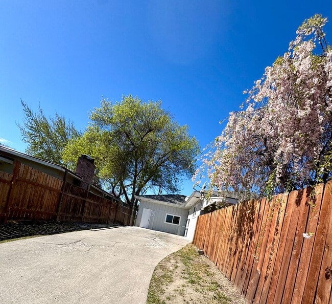 Building Photo - 902 S 29th Ave Unit B