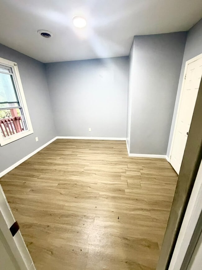 1117 Pleasant St Unit 1117 Pleasant St. (3rd Apt)