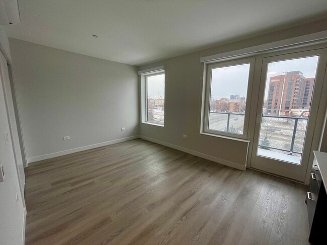 Photo - 672 N May St