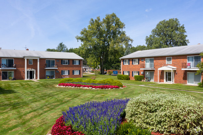 Franklin Square Apartments - Franklin Square Apartments