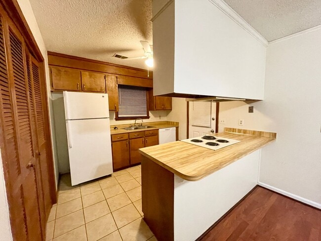 Photo - 407 Harleston Rd