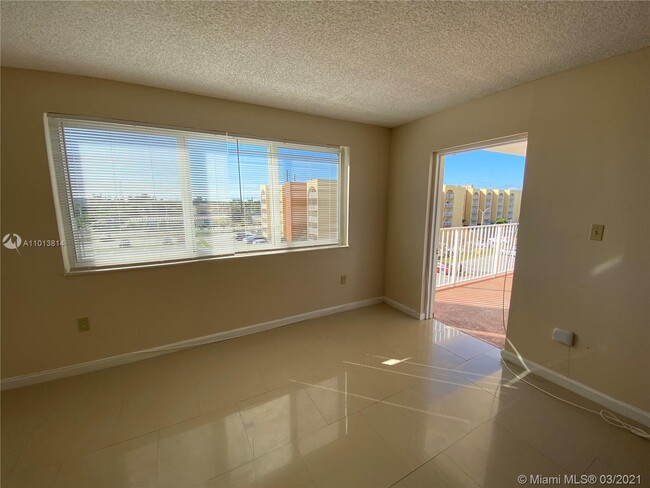 Photo - 7000 NW 186th St Unidad 4-422