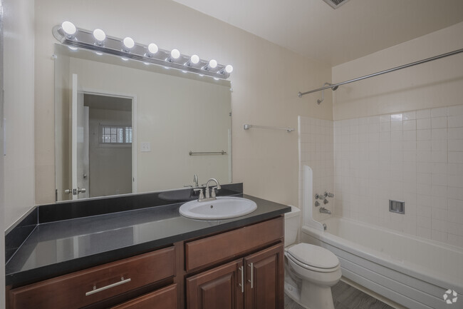 1BR, 1BA - 600 SF - Bathroom