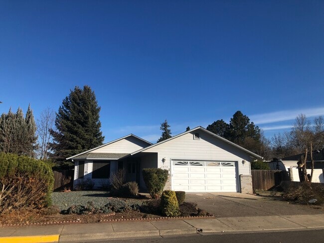 Building Photo - 1372 Glengrove Ave Rental