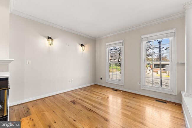 Photo - 211 W Hill St