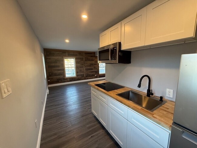 Building Photo - 176 Court St Unit 1