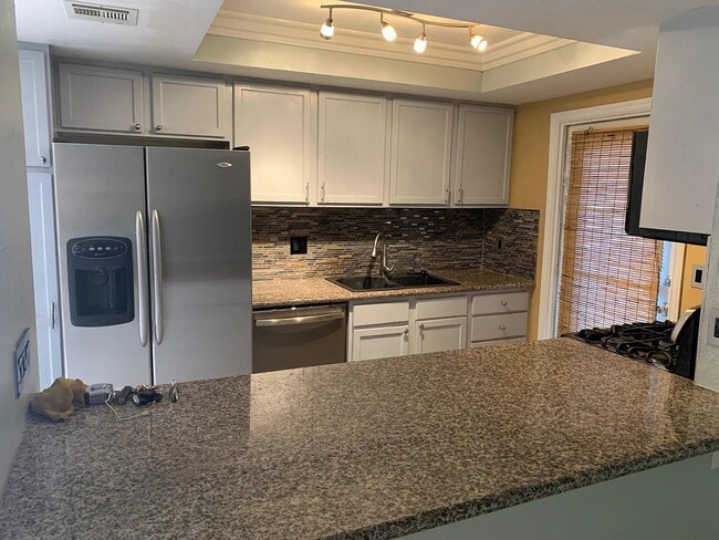 Building Photo - 400 N Sunrise Way