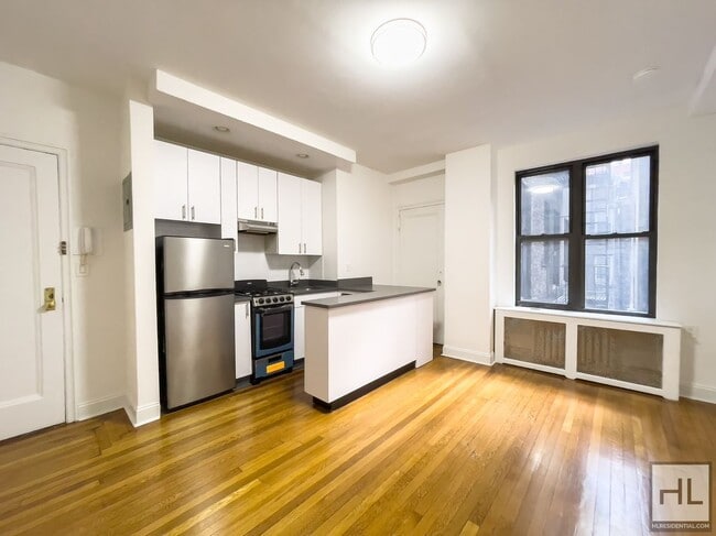 Building Photo - EAST 46 STREET Unit 4K