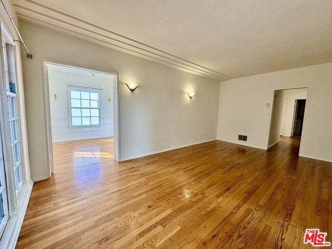 Photo - 9010 Burton Way