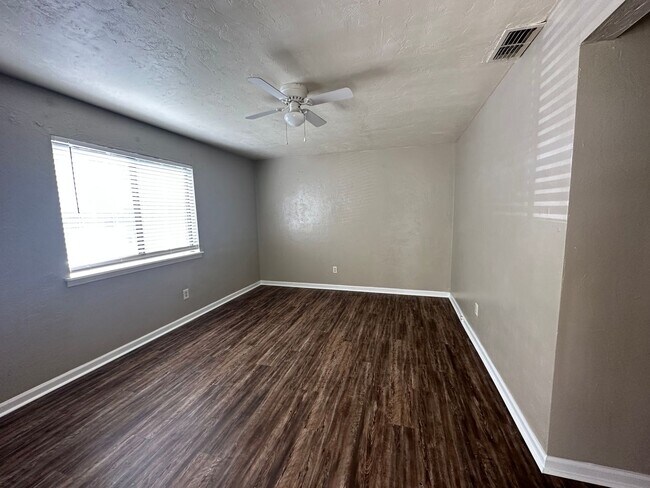 Photo - Downstairs unit NO CARPET ON GOLF COURSE!!! Unidad A