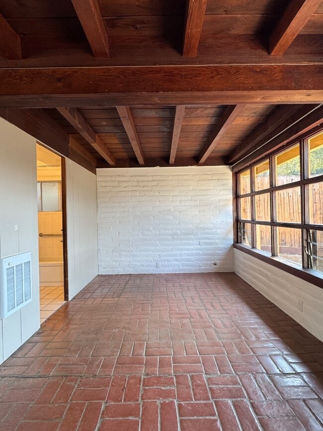 Photo - 72 Laureles Grade