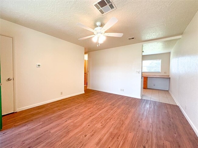 Photo - 833 Owl St