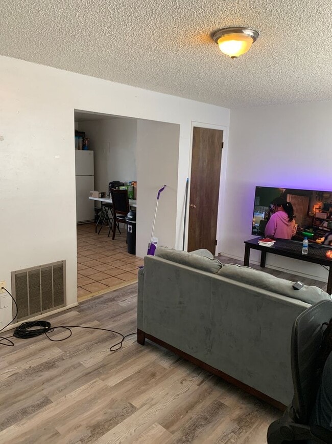 Building Photo - 542 600 W Unit #2